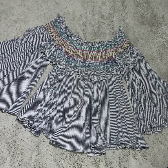 Vintage Havana Tops - Vintage Havanna off the shoulder bell sleeve top